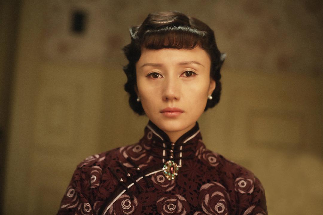 刘嘉玲关晓彤同框,穿旗袍大秀窈窕好身材