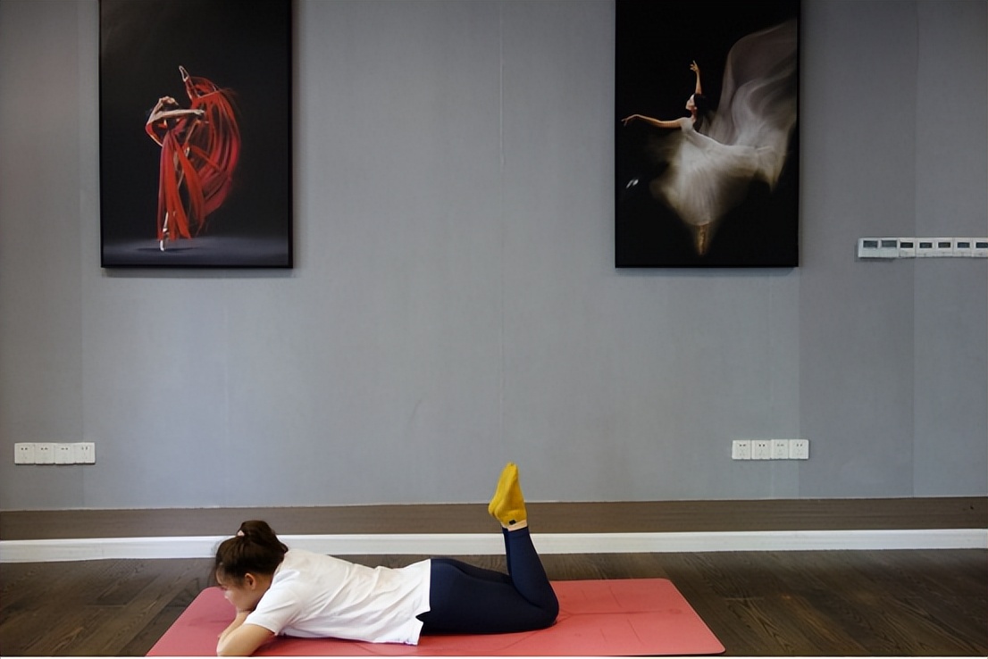 总是腰酸背痛？到底是什么原因？医生：睡前这样趴一趴或许管用！