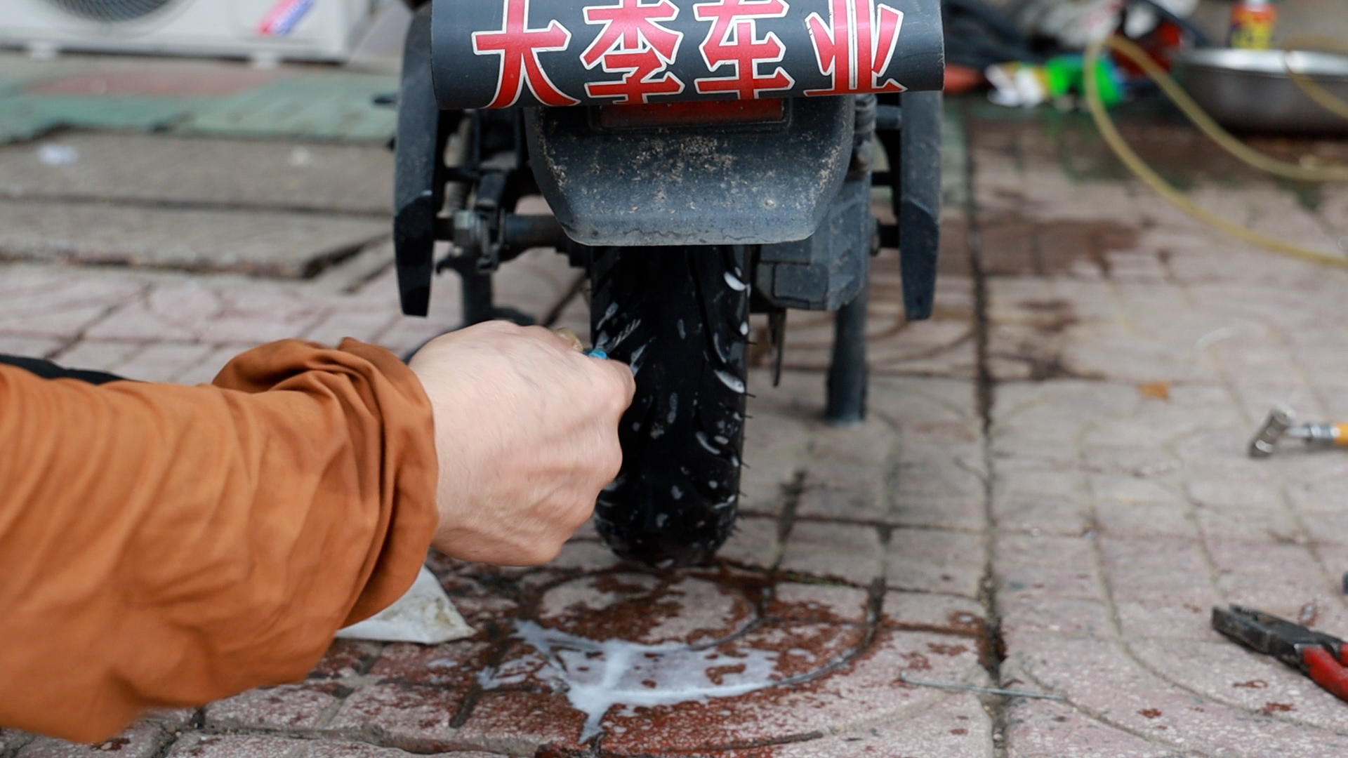 电动车真空胎扎破的最佳修补方法,电动车真空胎的最好修补方法