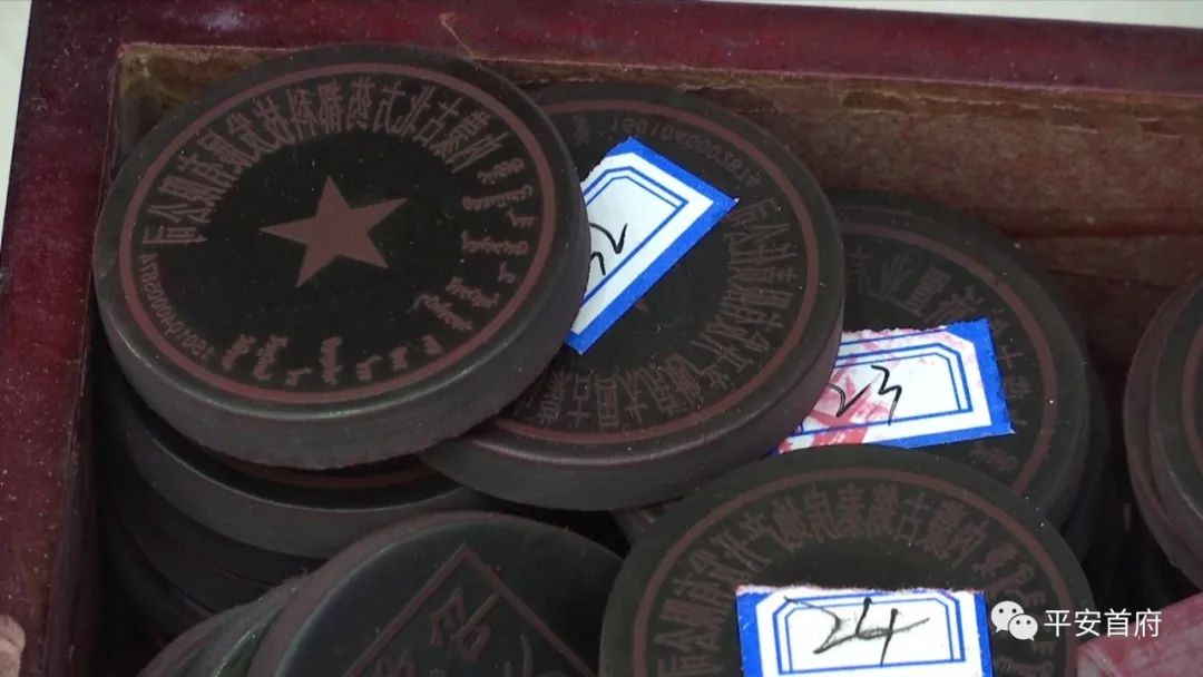 “家族式”制贩*证假**假章伪造的国家机关及企业事业单位印章三百余枚一家人全被抓