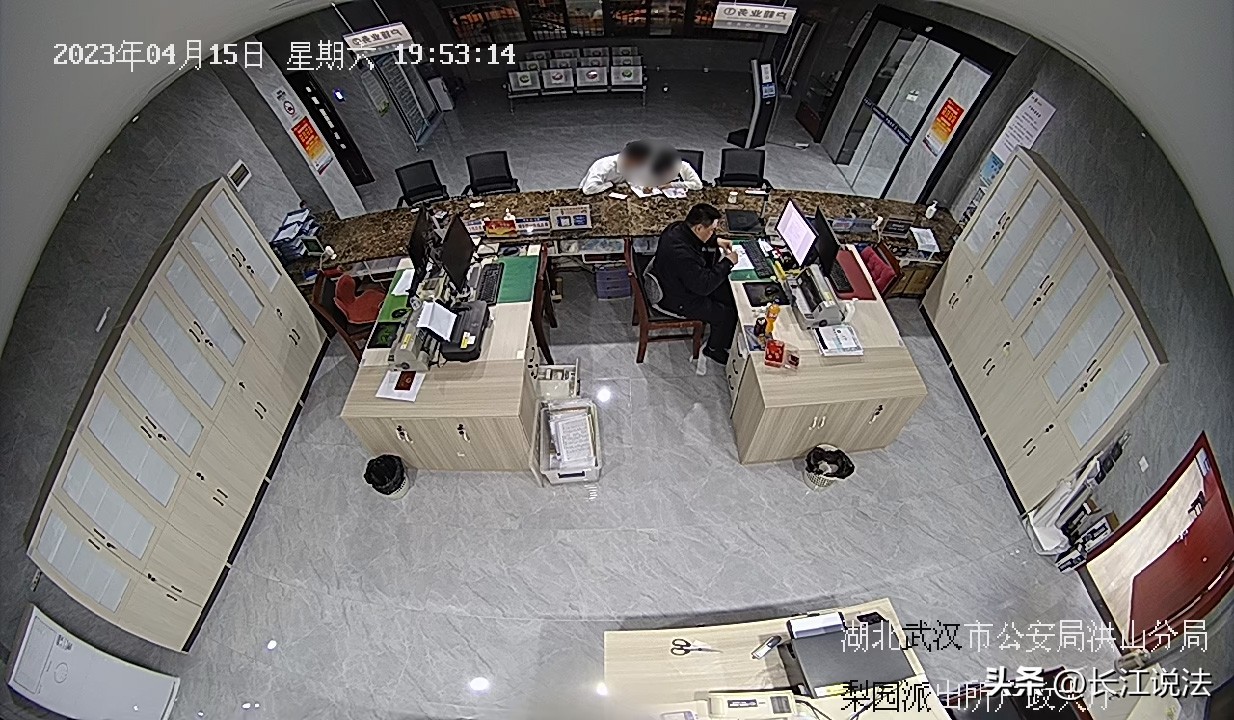 考生身份证过期民警紧急补办,考前户籍民警为学生补办身份证