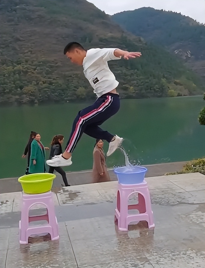 “蜻蜓水上漂”轻功重出江湖了？重庆小伙吸粉百万，老外又懵了