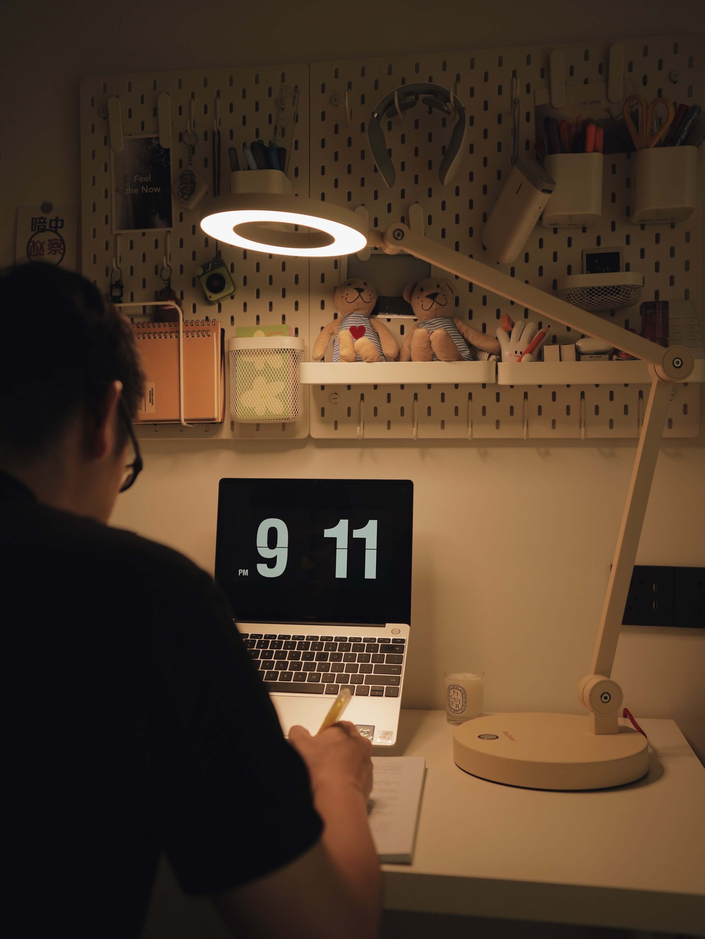 靠墙l型二人书桌设计,书房一进门就是书桌设计