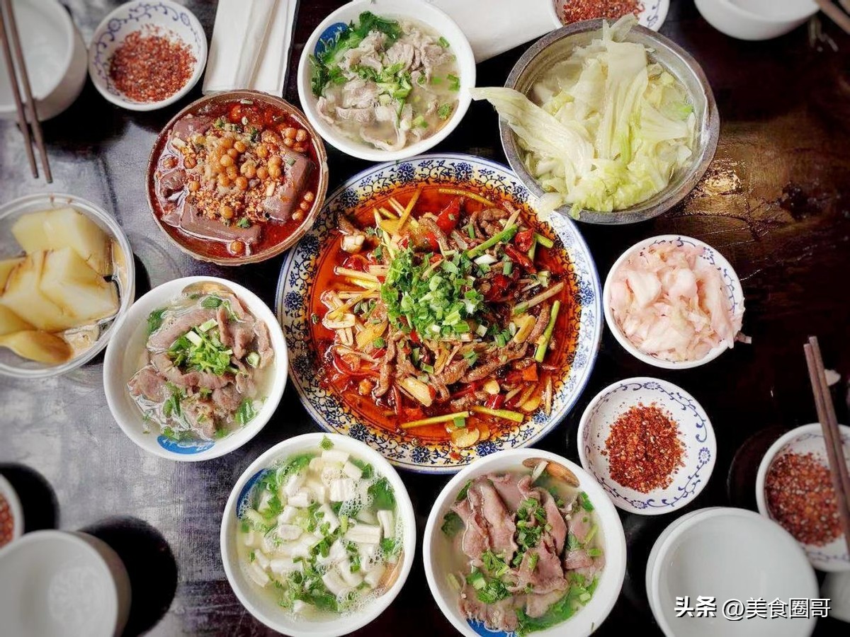 32位同学齐聚成都，点16道硬菜8瓶茅台，结账却傻眼了，为啥