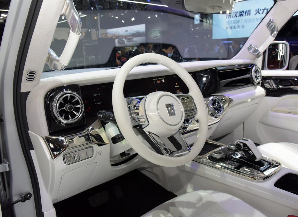 未上市就被抢空，车尾带“小书包”内饰科幻，带你看赛博坦克300