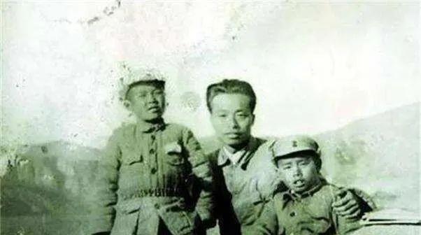 1935年张浩背下密码本，独行千里为红军续命，死后获*共中**高层抬棺