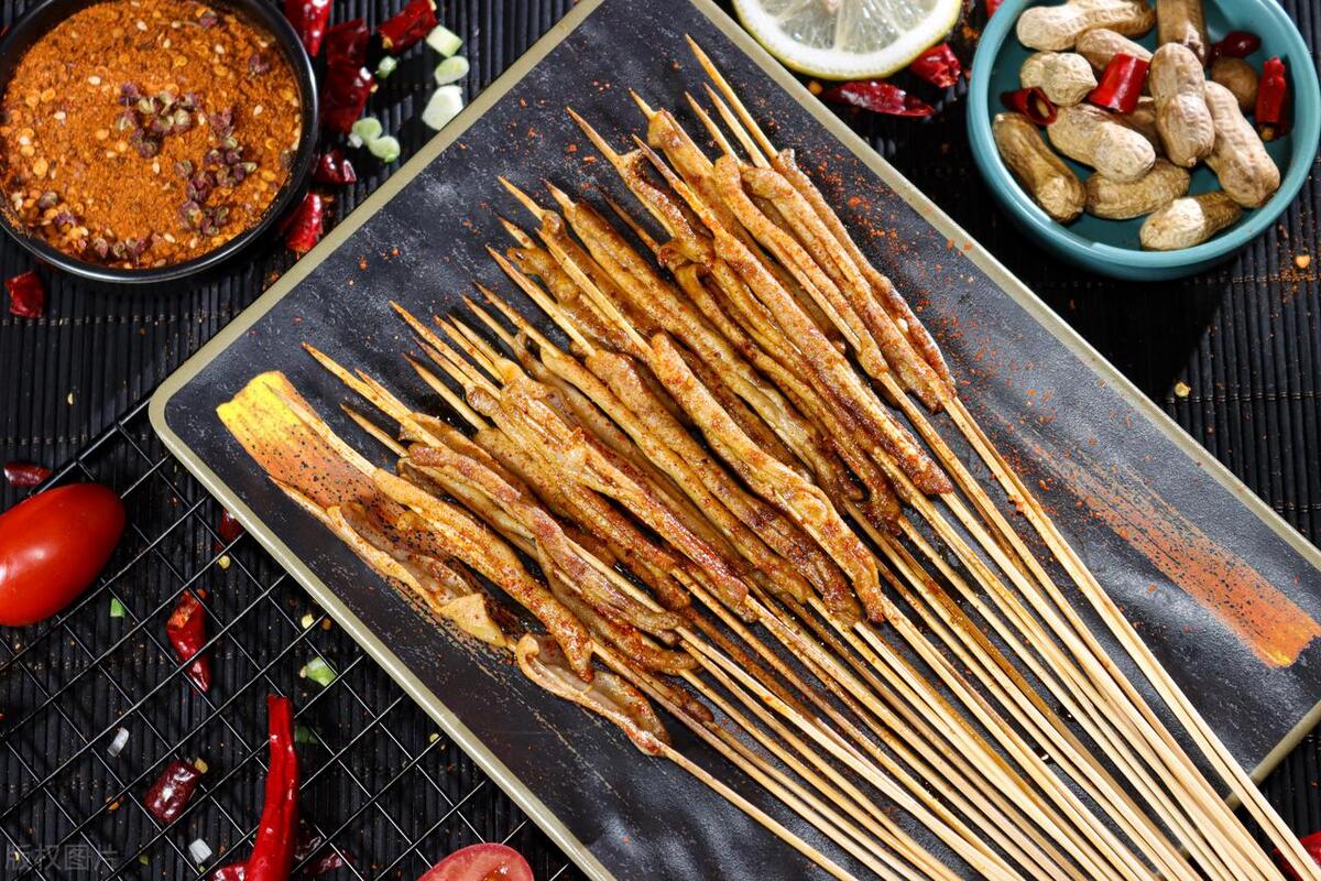 街头美食是真正流动的盛宴,深夜街头小吃美食