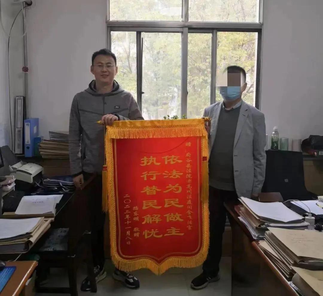 三人买彩票中了120万立案,男子帮别人买彩票中了500万