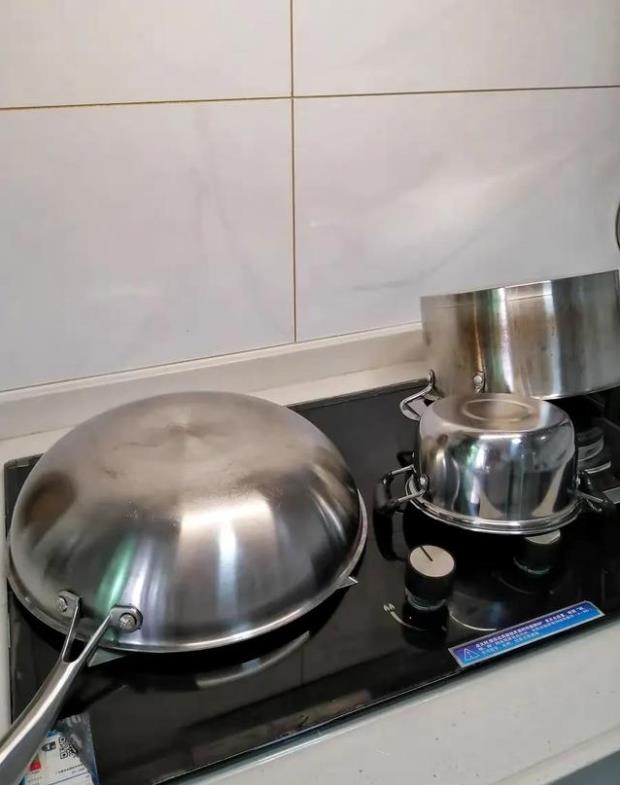 铁锅洗干净擦了还是黑黑的有害吗,为什么铁锅洗干净擦了还是有黑水