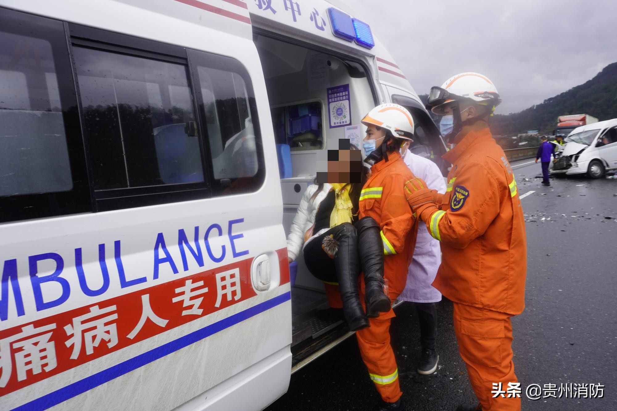 高速公路上两车相撞已致人死亡,高速公路两车相撞26人死亡