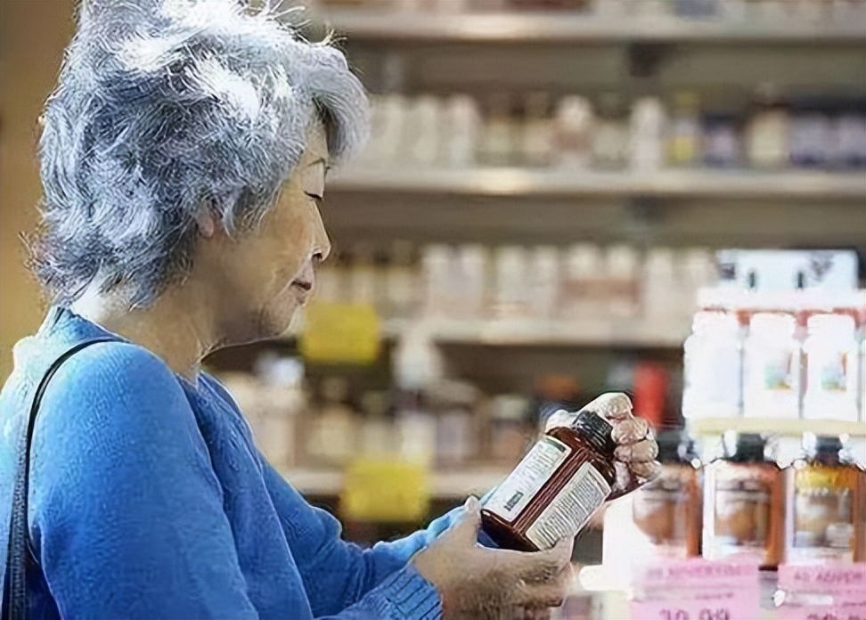 被吹上天的保健品和药品的区别,被吹上天的保健品实则伤钱