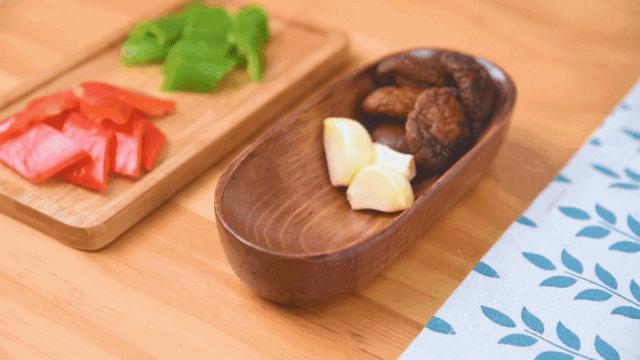 自己在家做黄焖鸡要用高压锅吗,在家不用黄焖鸡料怎么做黄焖鸡