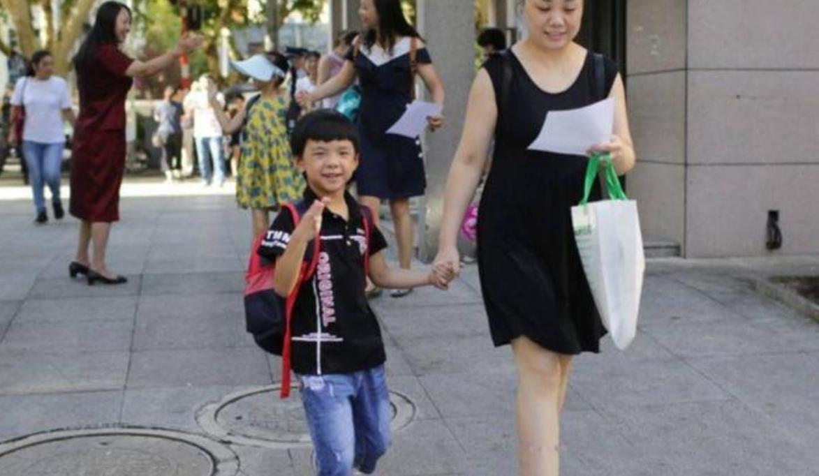 20分钟孩子眼球被融化了,男孩眼睛被融化了