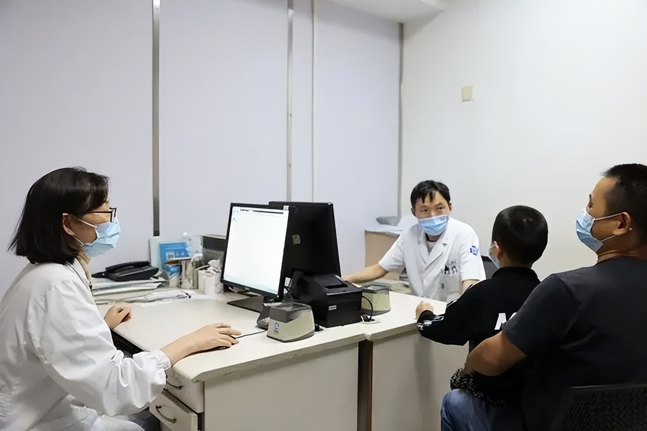 3岁男宝宝手指甲根部开始脱落,三岁小孩手指甲脱落怎么回事