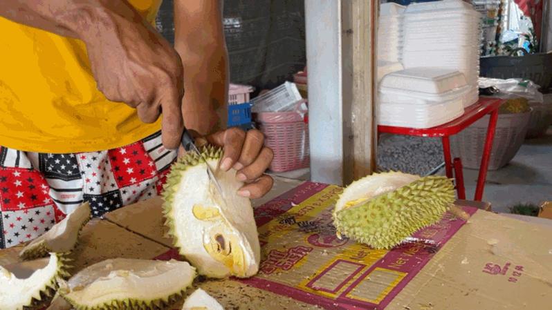 还吃啥榴莲自助?来泰国路边摊吃榴莲,100块钱管饱
