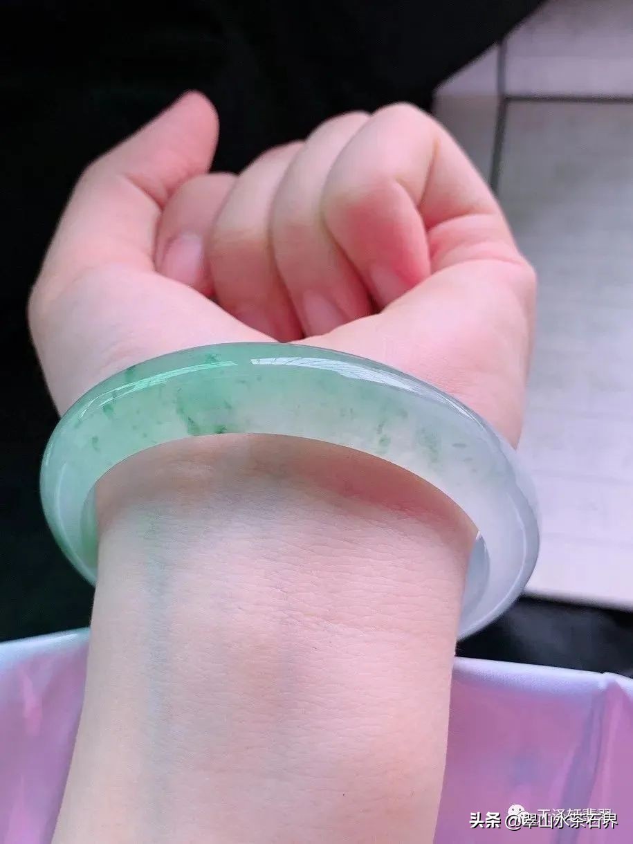 黑乌鸡翡翠手镯等级,翡翠手镯的种水八个等级及价格