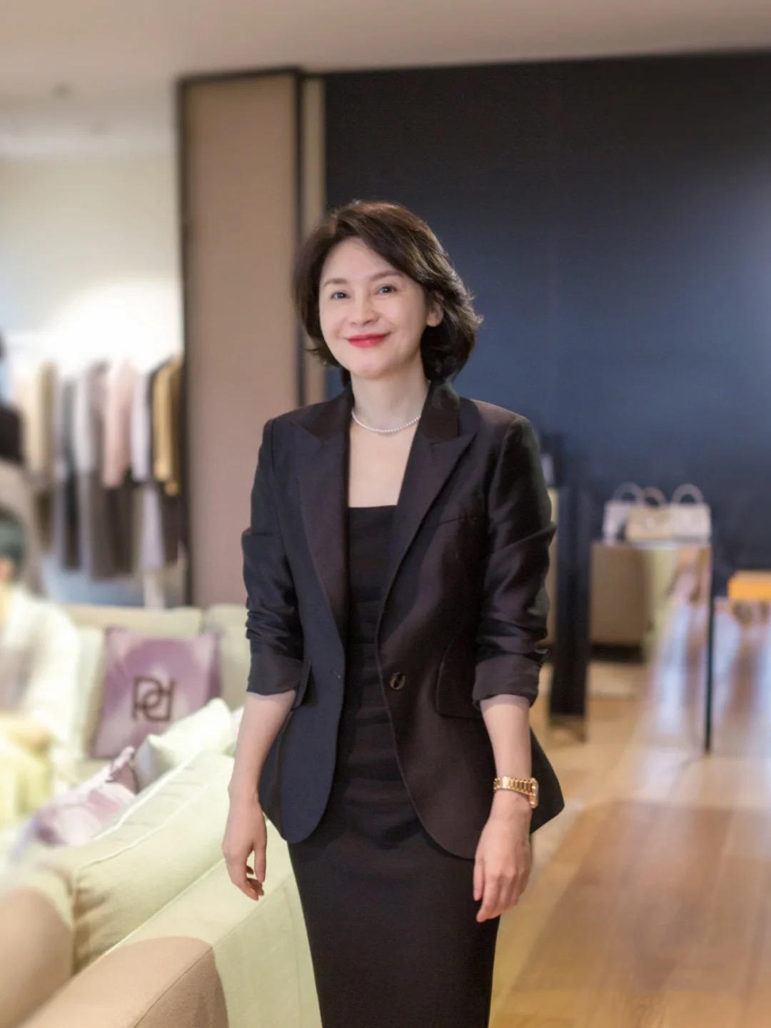 50岁女人买衣服必须贵吗,50多女人穿什么衣服好