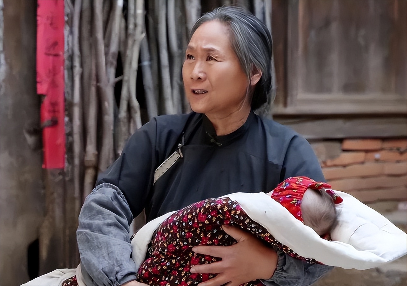 苇青演疯老太太,老太太演员苇青