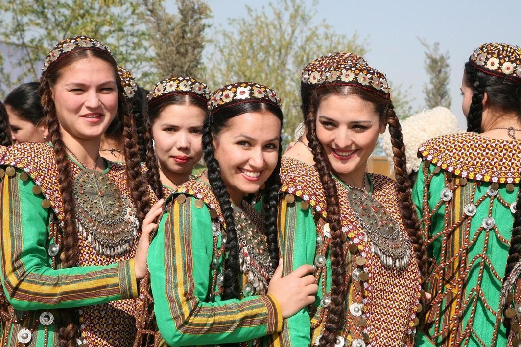 亚洲唯一中立国，水电免费汽油仅一毛，这个国家为何能闷声发大财