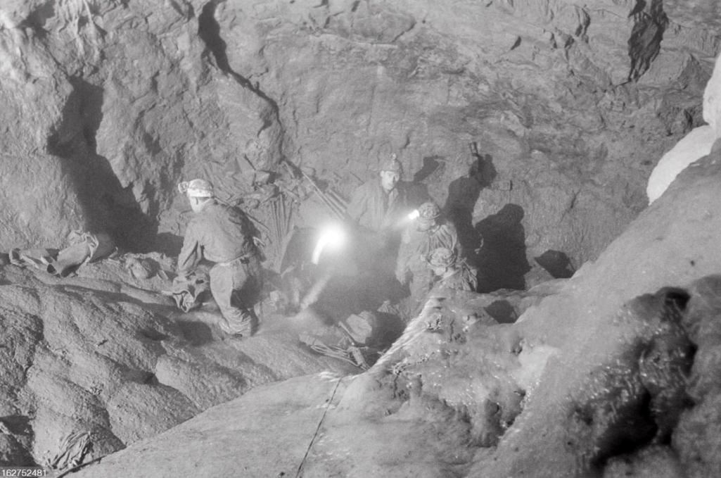 美国男子进入无人区视频,美国男人进入神秘洞穴探险