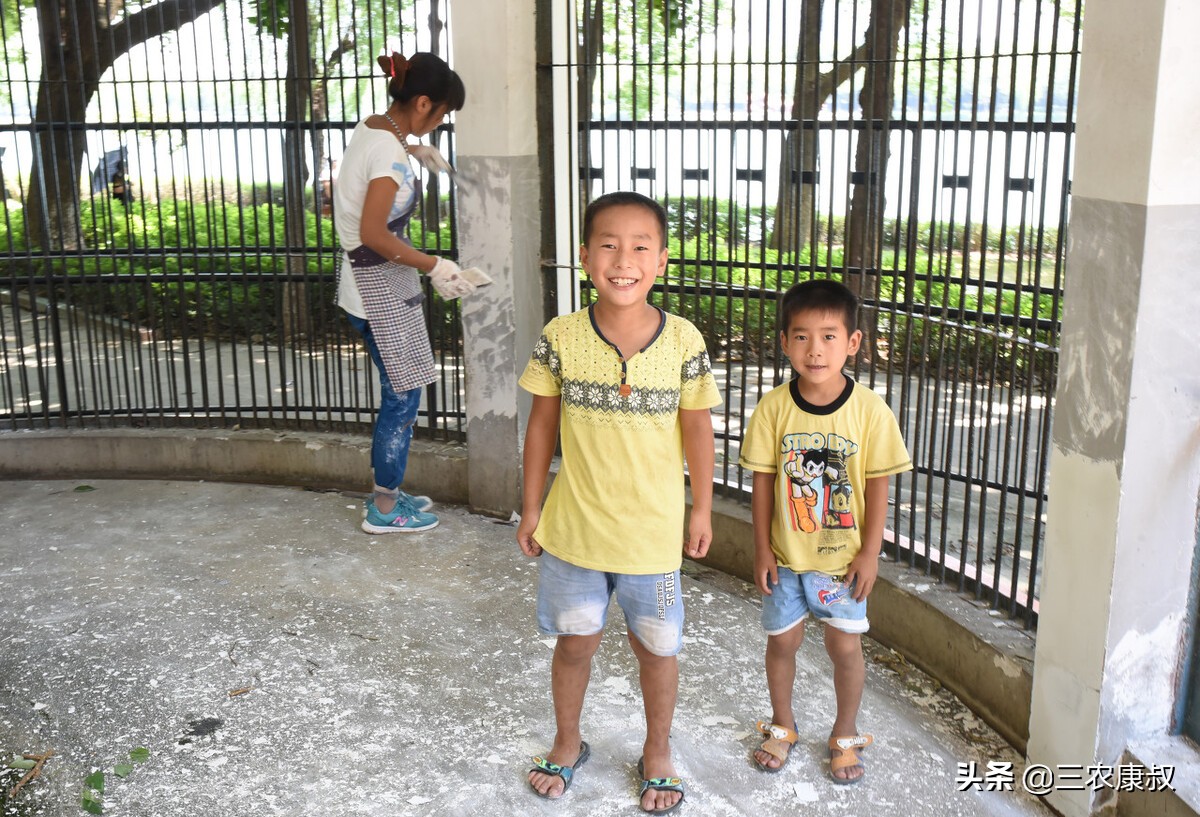 现在很多农村有两个儿子的家庭，没钱买房买车娶媳妇怎么解决？