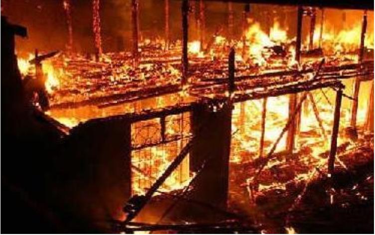 笼罩在烟雾里的巨人，中国*草烟**总公司，一年税费养活中国*队军**