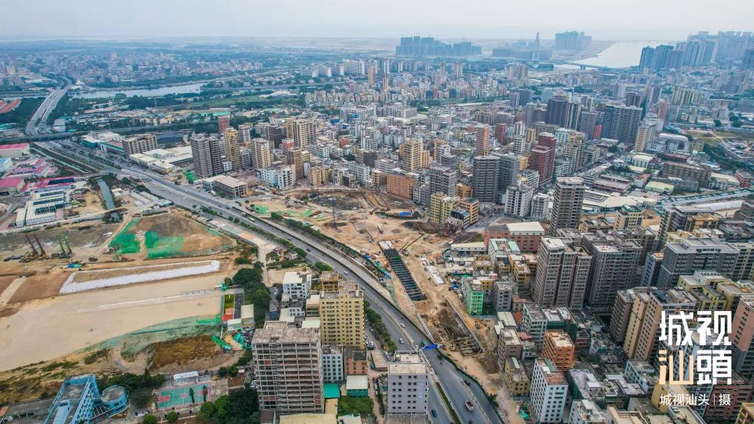 汕头站东侧出现一个很深的“大坑”？