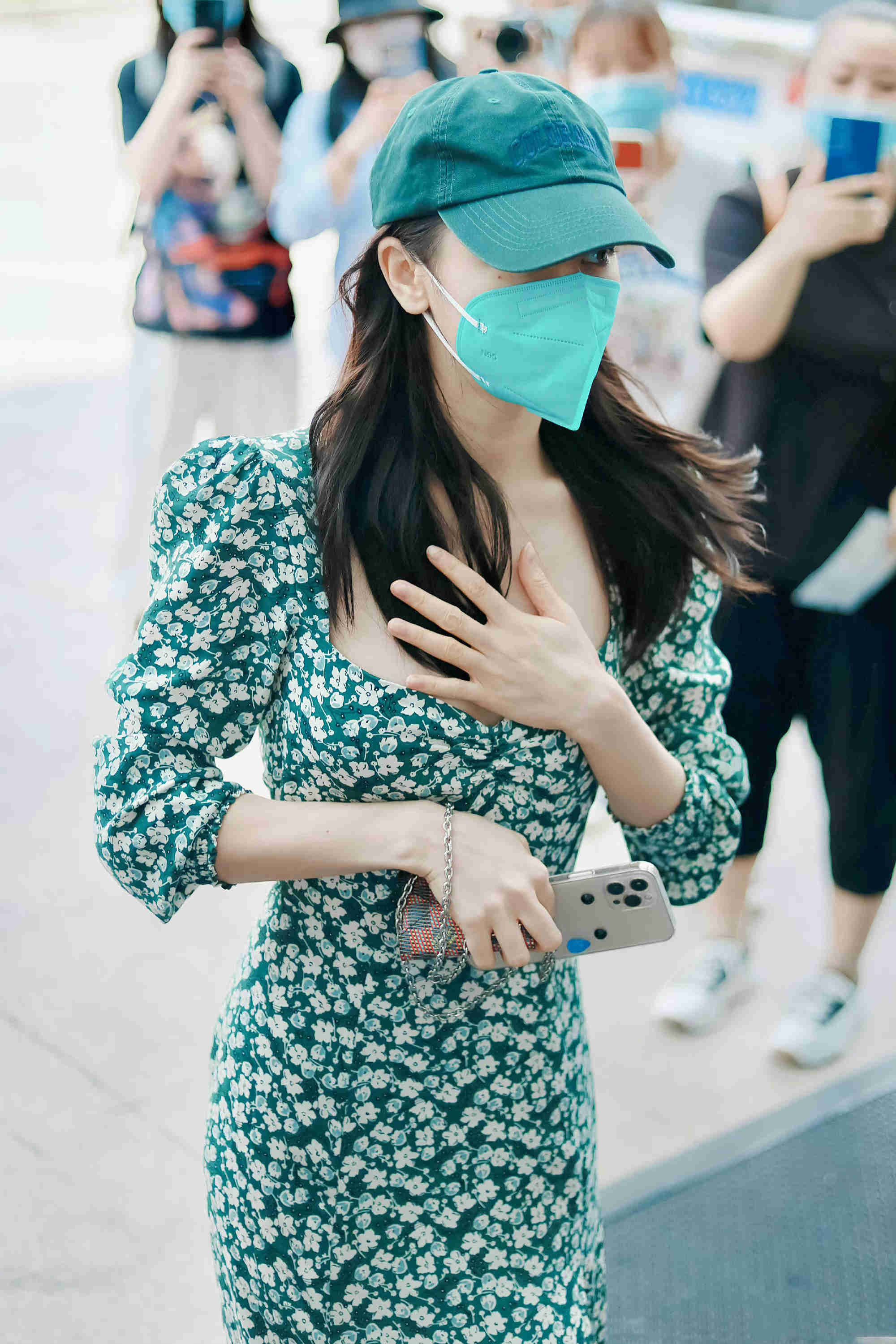 “酥胸半露”却偏要捂着,故作矜持,有一种尴尬叫迪丽热巴玩性感