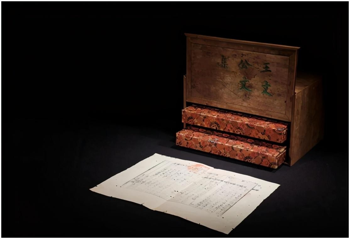 男子地摊卖破书竟卖2600万 (男子地摊卖书最后拍出天价)