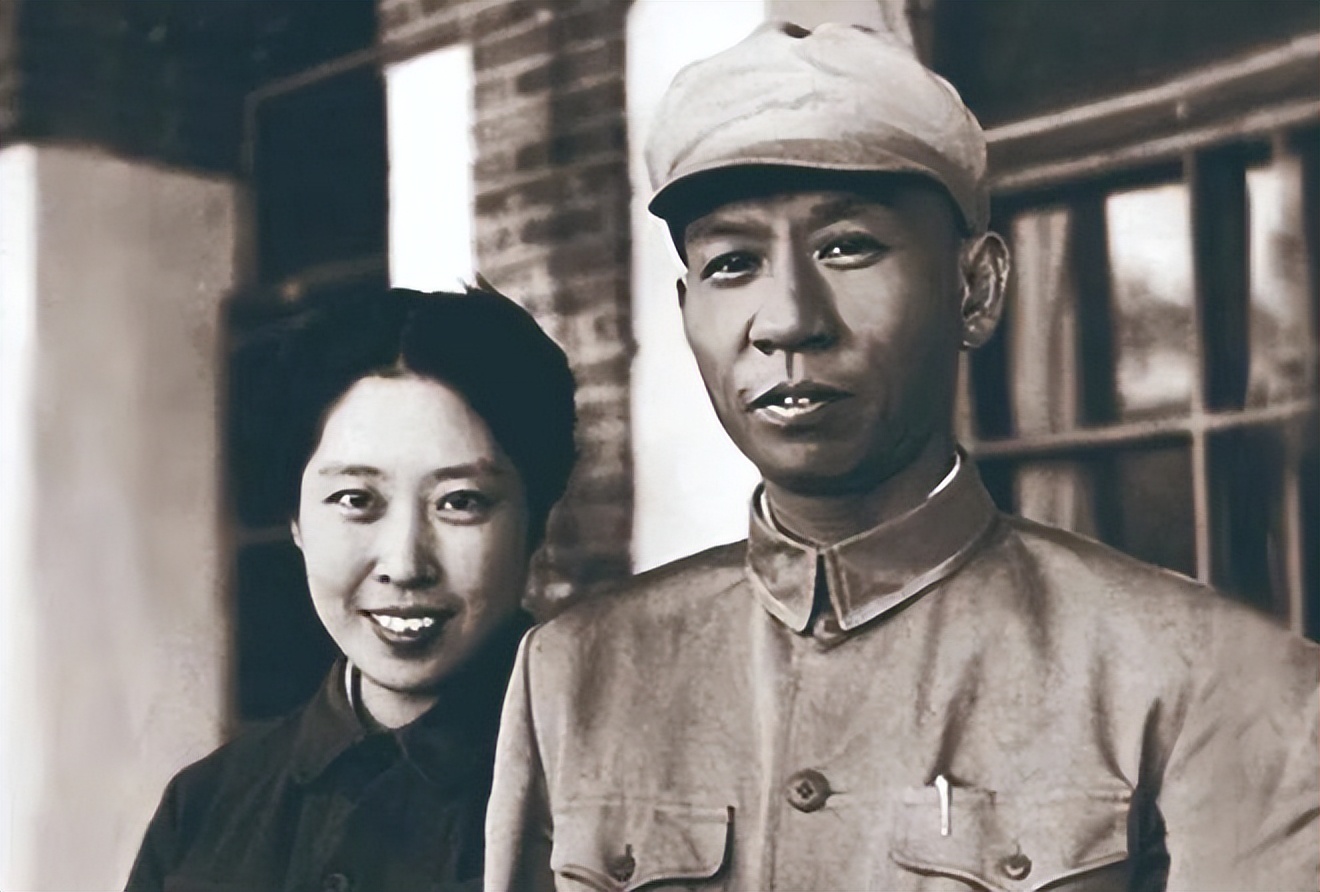 1948年，*少奇刘**王光美合影，那年她27岁，为革命放弃留学深造