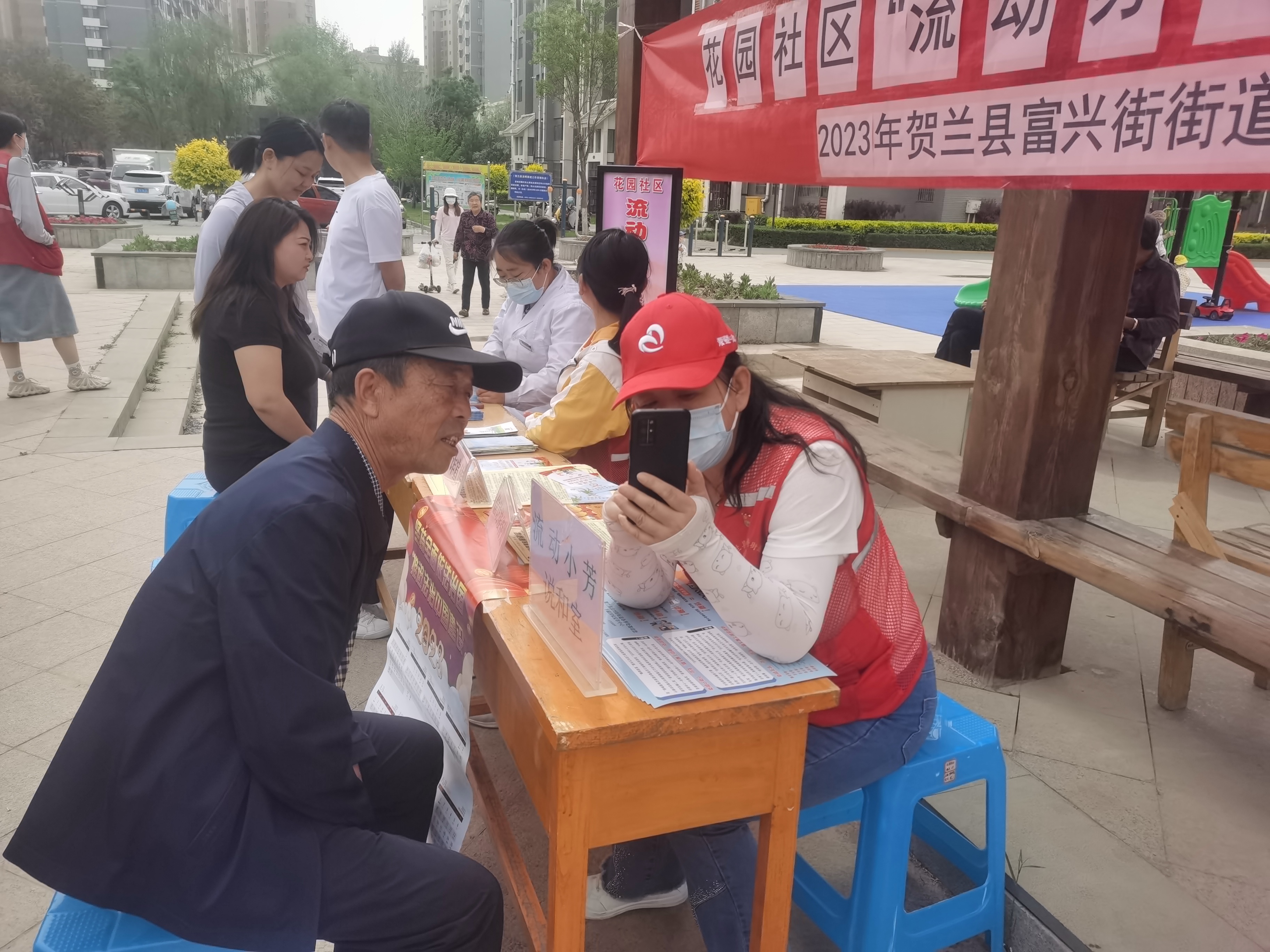 我们的新时代丨贺兰县花园社区：方便！这里的“流动办公桌”办实事接地气