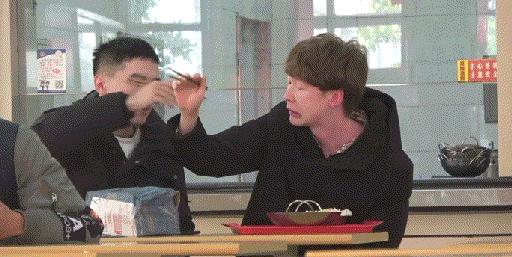 一个人在海底捞过生日尴尬吗,在海底捞过生日是种什么感觉呢