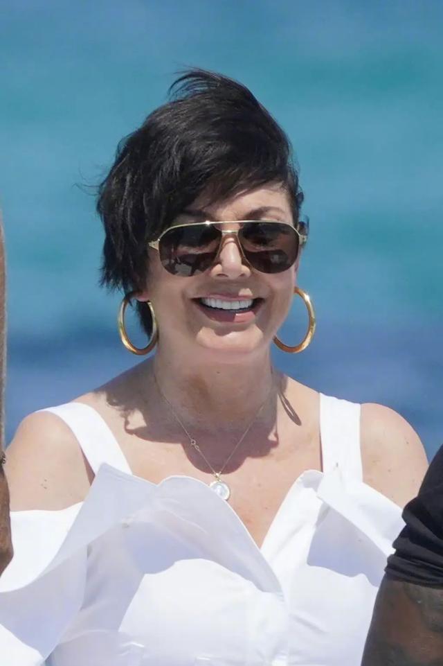 卡戴珊终于同框看上去太高兴,卡戴珊全黑蒙面造型和肯豆合影