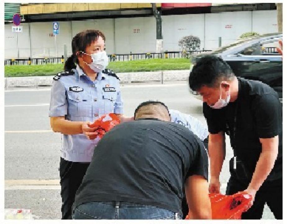 疫情期间,她推迟退休,他代购奶粉,他们上门找老人……