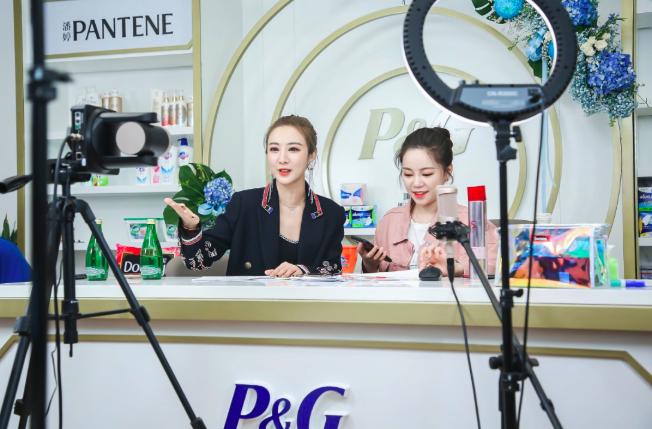 关于巩汉林怼足球后续,艺术家力挺巩汉林