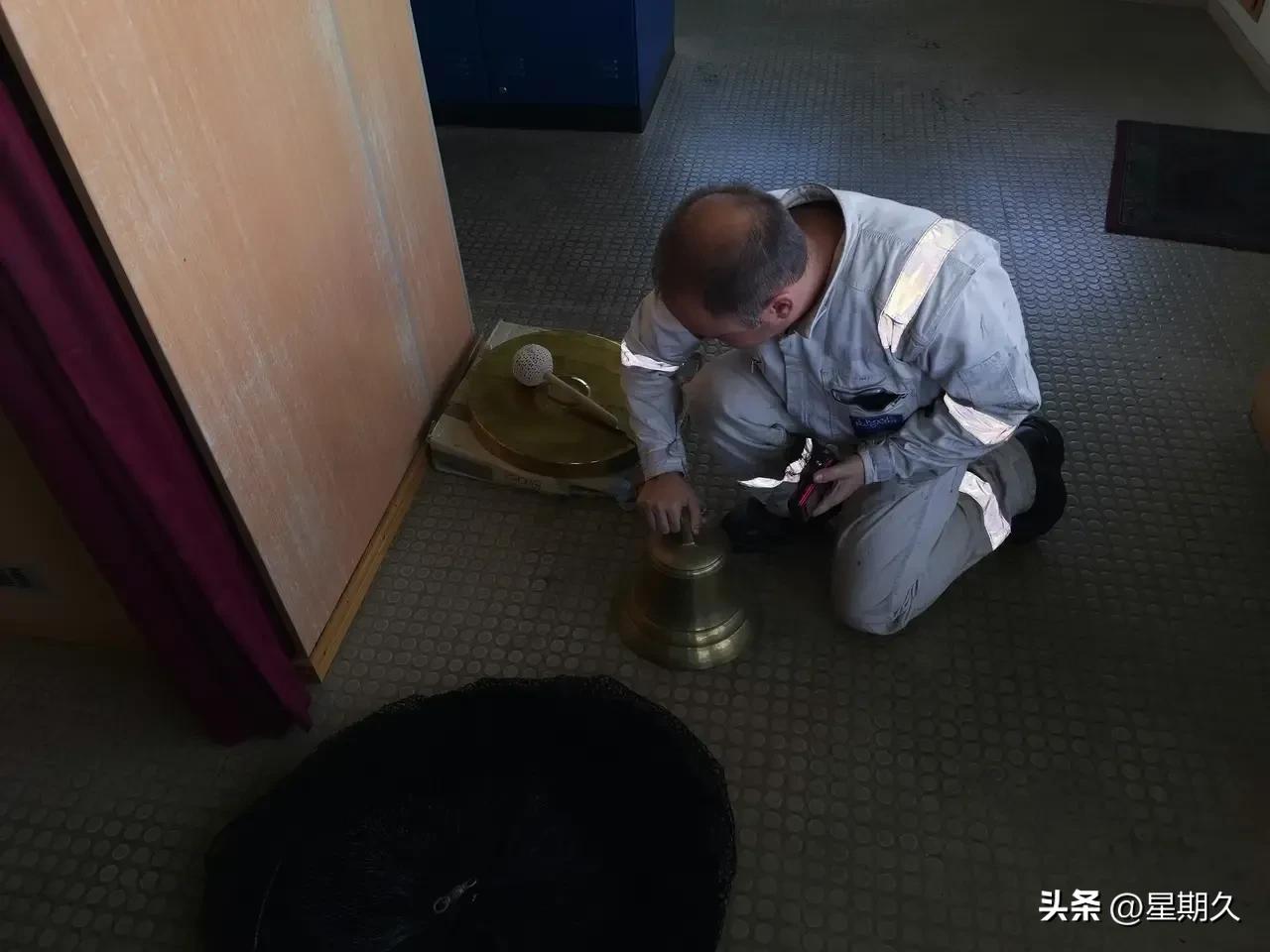 女船长在驾船航行过程中被挑衅,女船员下船