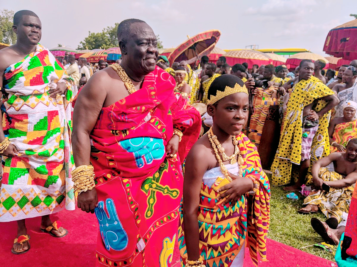 非洲“黄金部落”,酋长有80个妻子,女人连内衣都是镶金的