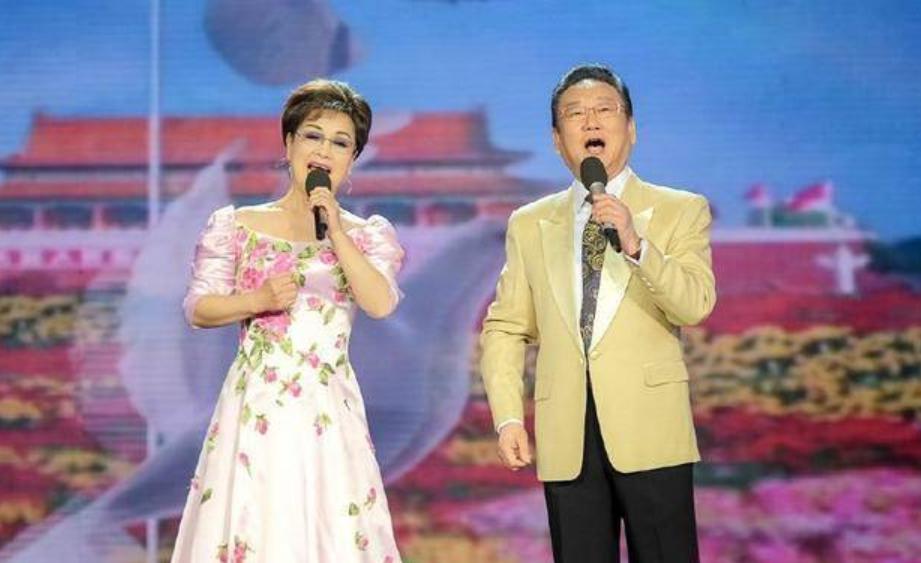 73岁李谷一全家近照曝光,73岁的李谷一全家近照曝光