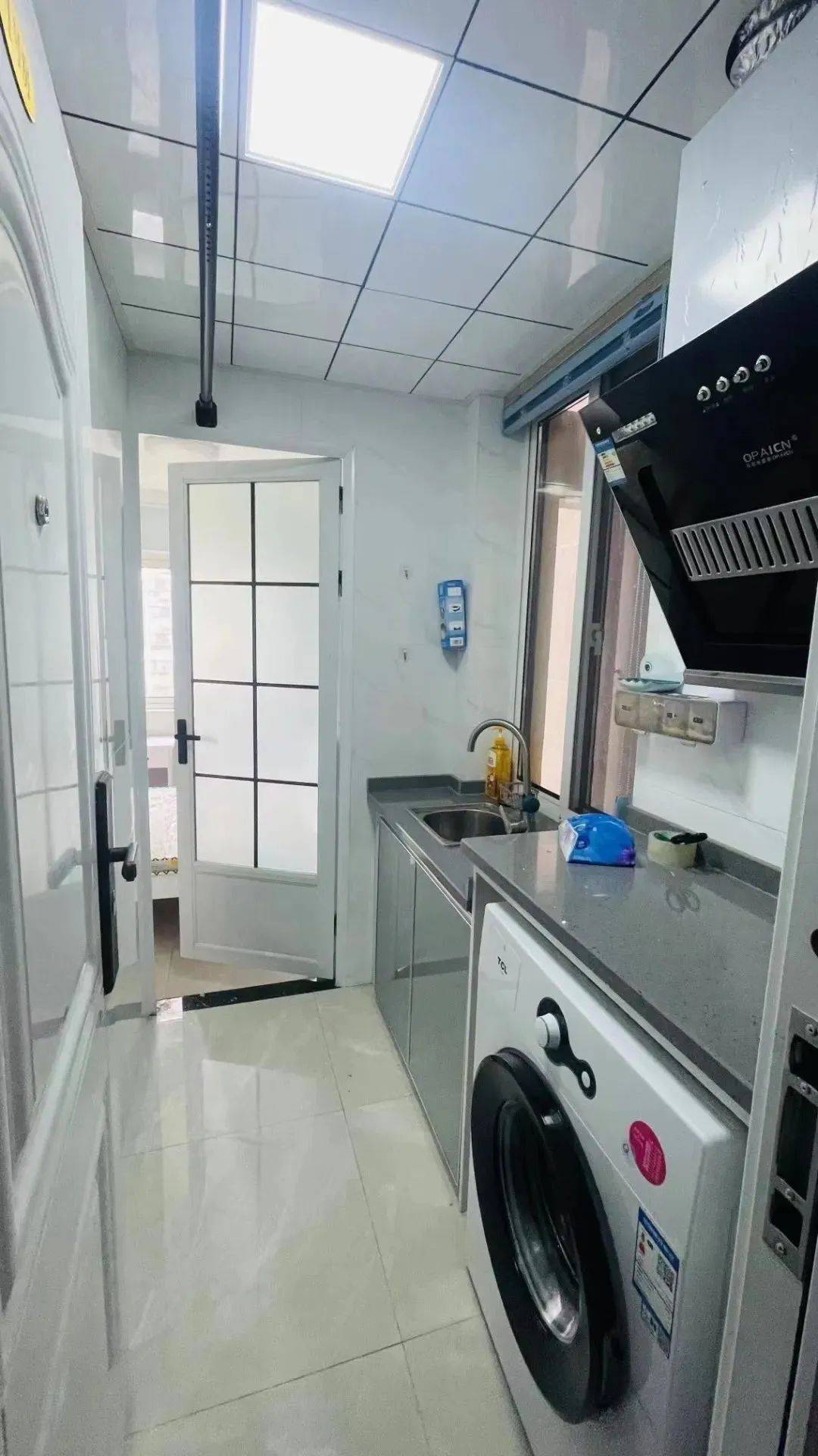 租客退房房东一进门被惊呆了,女租客退房后房东崩溃