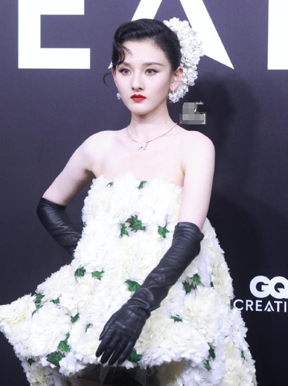 李沁gq红毯点评,gq红毯李沁第二套衣服