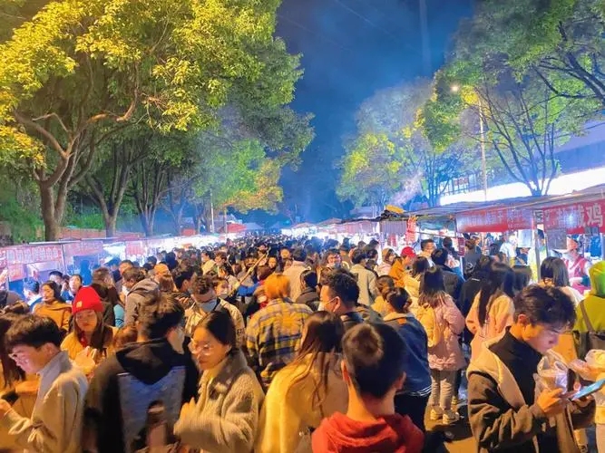 95后夫妻摆摊日入9000元,夫妻摆摊日入9000元被质疑