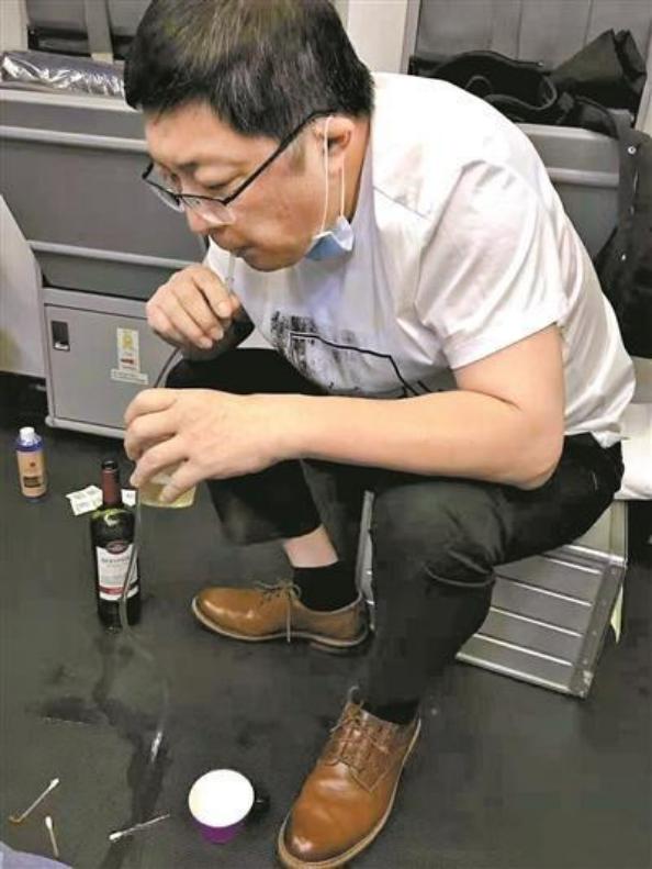 飞机上吸尿救病人,飞机上吸尿救人医者仁心令人动容
