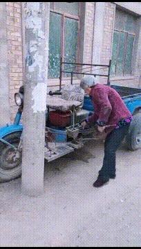 “老鼠贴粘到的，吃了不会犯法吧？”网友：争取死缓吧！哈哈哈