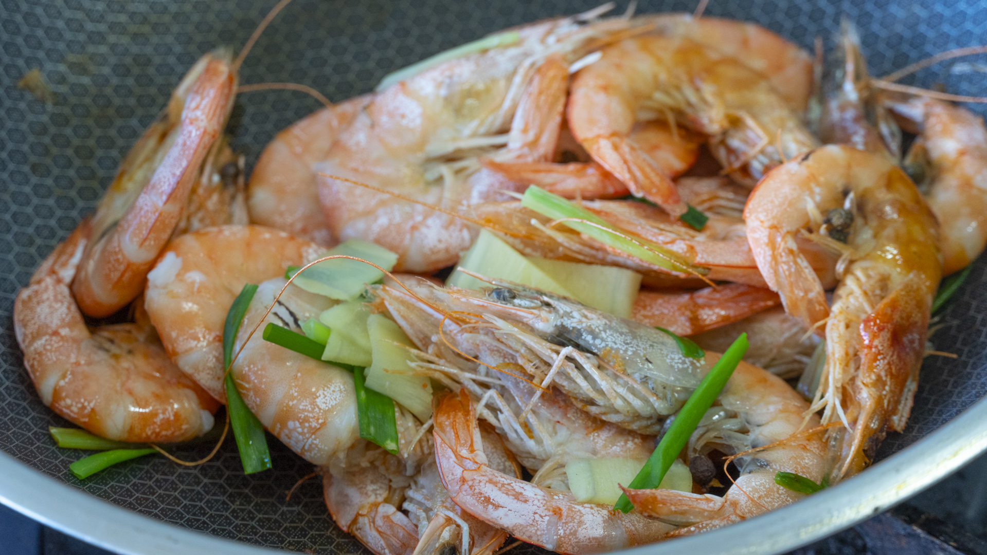 白灼虾的正确做法不用水,白灼虾正确做法不用水煮