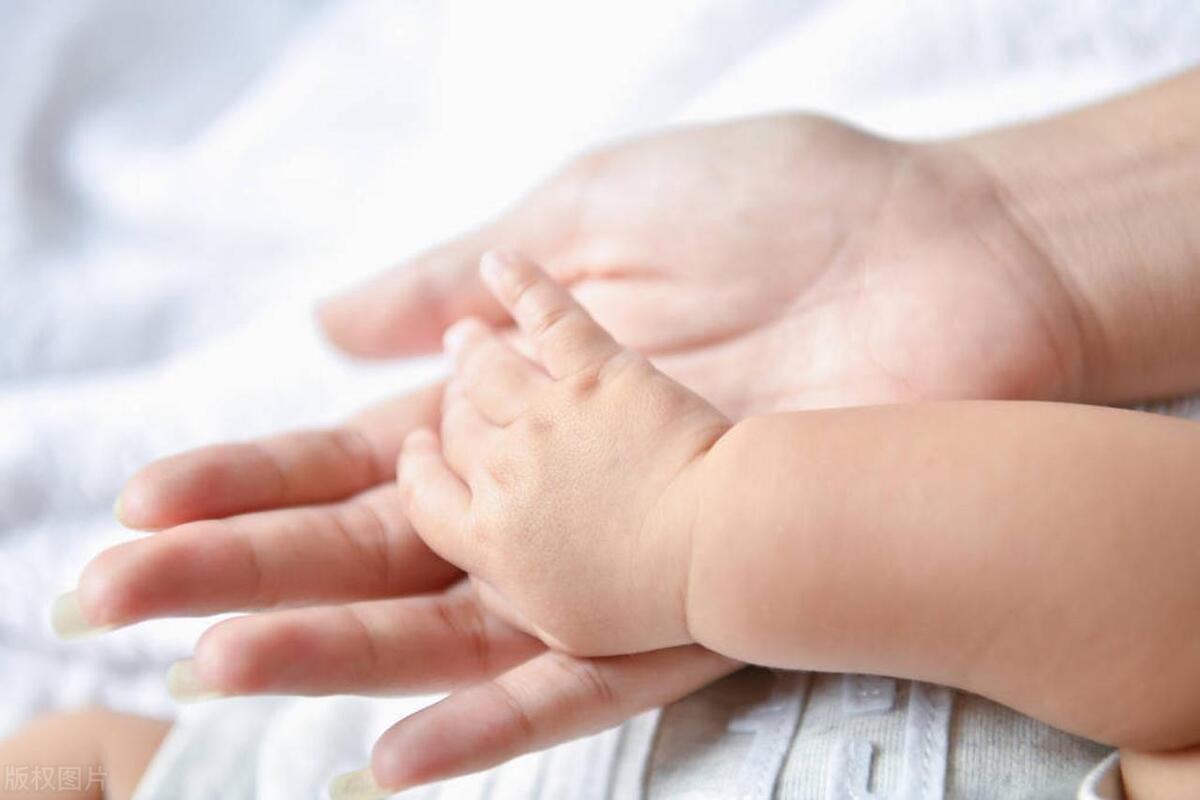 一出生就长牙了是什么情况,刚出生的小孩长了牙迷信说法