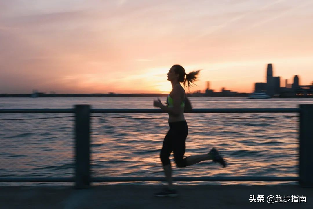 空腹晨跑还是吃完东西晨跑,有人说空腹晨跑不利于健康