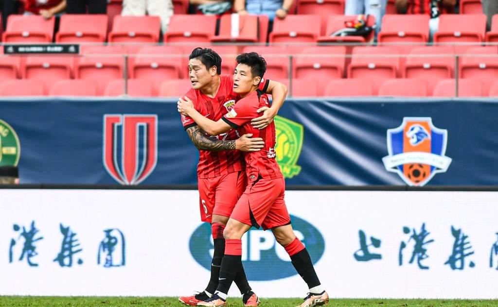 中超第17轮海港对阵泰山现场直播,中超惊现补时3张红牌神场面