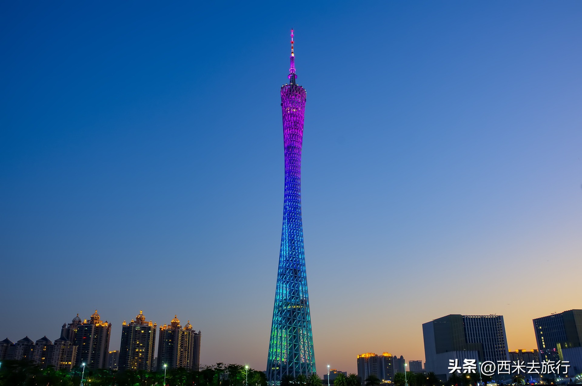 广州地标广州塔高耸入云壮观无比,广州塔巨型高达