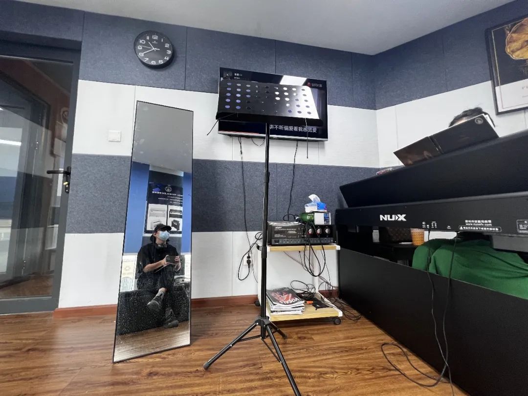 希望自己成为一个音乐人,成为一个音乐人