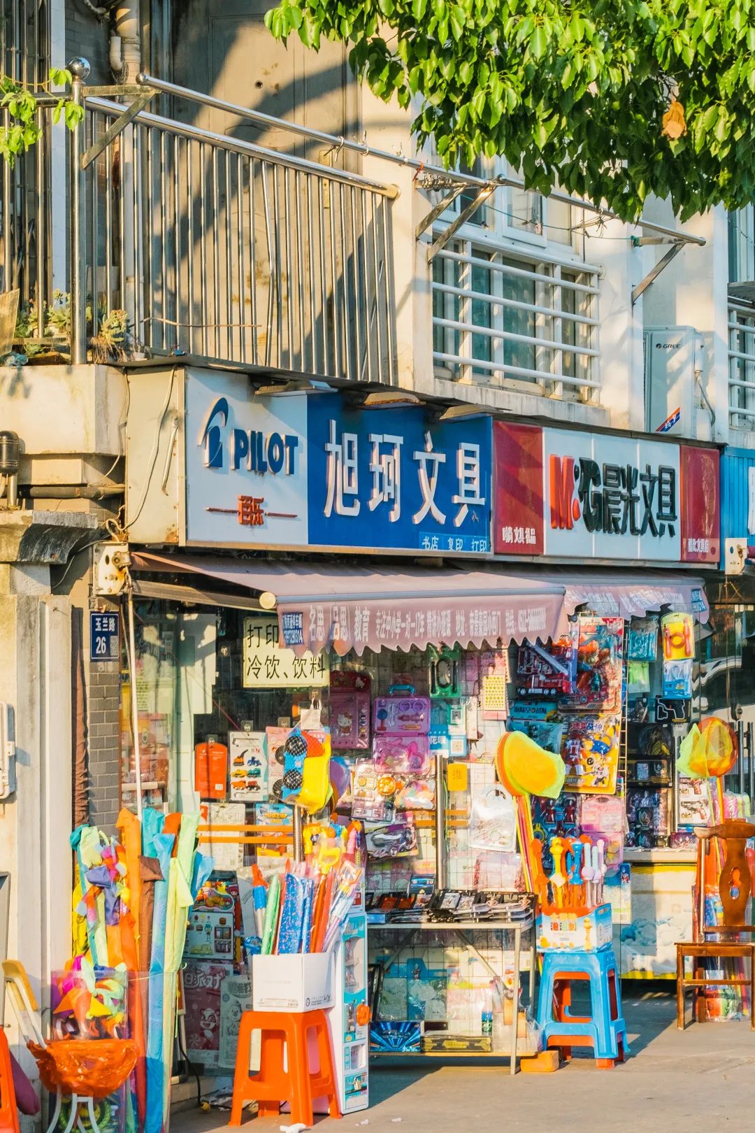 校门口的小店从来没有让人失望,校门口小店生意火爆